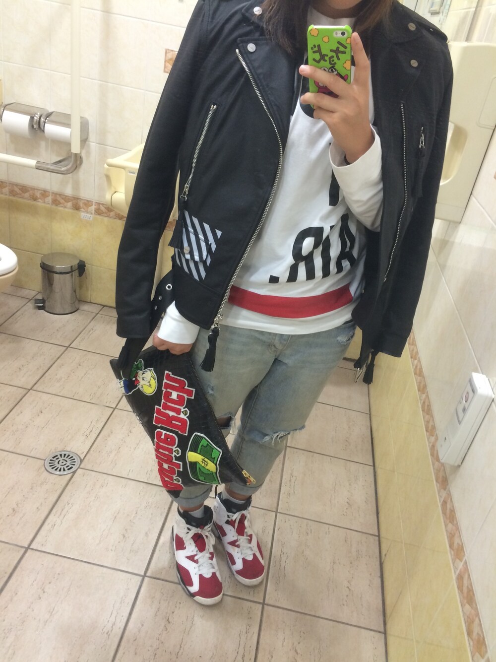 「offwhite、JOYRICH、HOOD BY AIR、AIR JORDAN、iKON」｜「off whiteのアイテム（ライダースジャケット、ブラック系）」を使った、Kaho Murataさん（レディース・168cm）の秋コーディネートの1枚目の写真