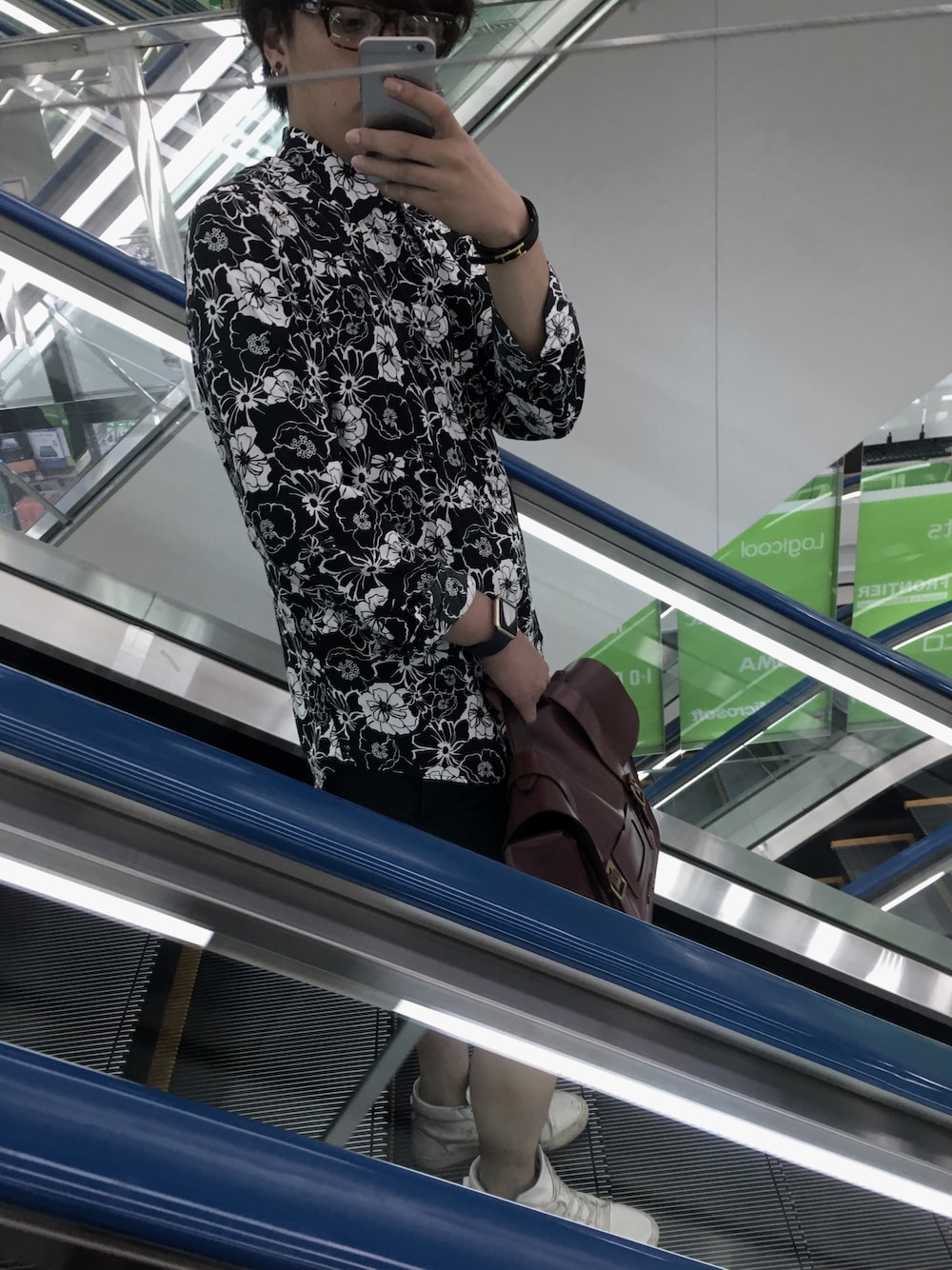 ブラック系のシャツ/ブラウス、レッド系のビジネスバッグ、ブラック系のその他パンツを着用したメンズの秋コーディネートの1枚目の写真