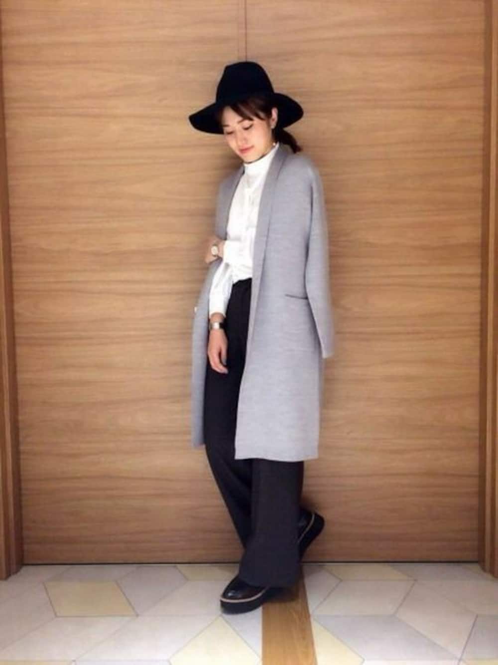 「ニット、パンツ、カジュアル、ハット、ガウン、大人カジュアル、アパートバイローリーズ、ワイドパンツ、ロングカーディガン、apartbylowrys」｜「A part byの【注目のコーディガン】１２ＧＡポケガウンカーディガン　569865 （カーディガン/ボレロ、グレー系）」を使った、momoさん（レディース・167cm）の秋コーディネートの1枚目の写真