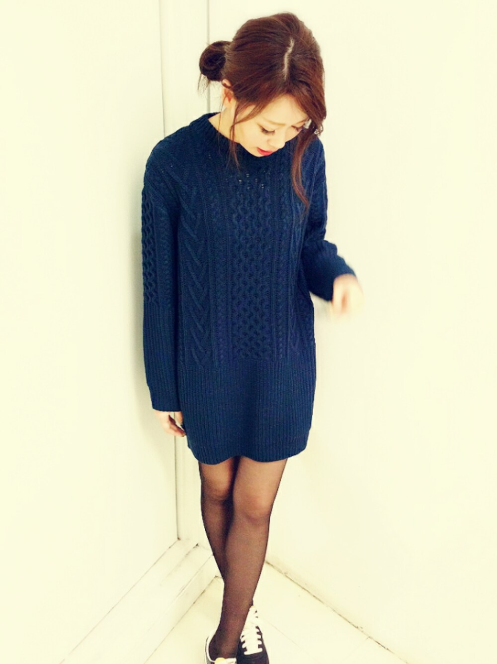 「ワンピース×スニーカー、シアータイツ、ナイキ」｜「SLYのCABLE×RIB MG KNIT OP-S（ワンピース、ブルー系）」を使った、Minaさん（レディース・160cm）の秋コーディネートの1枚目の写真