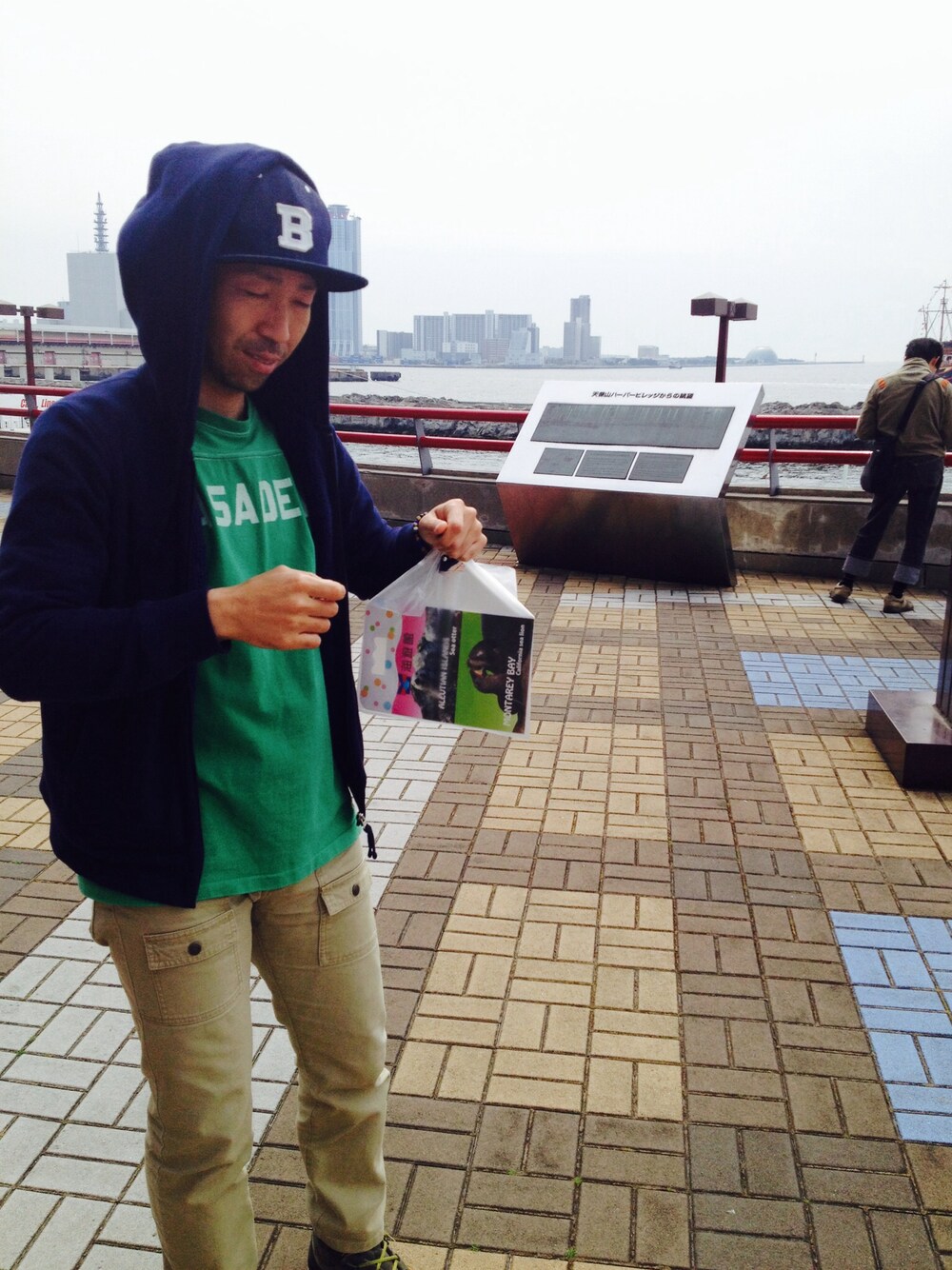 ブルー系のパーカー、ブルー系のキャップを着用したメンズの春コーディネートの1枚目の写真