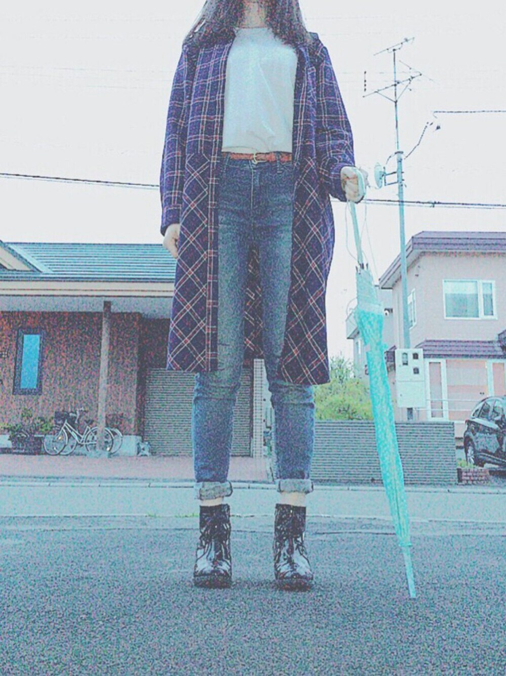 「白T、スキニー、デニム、ロングシャツ、チェックシャツ、雨の日コーデ、100均、ダイソー、ショートブーツ、古着」｜「UNIQLOのアイテム（デニムパンツ、ブルー系）」を使った、*ari*さん（レディース・162cm）の春コーディネートの1枚目の写真