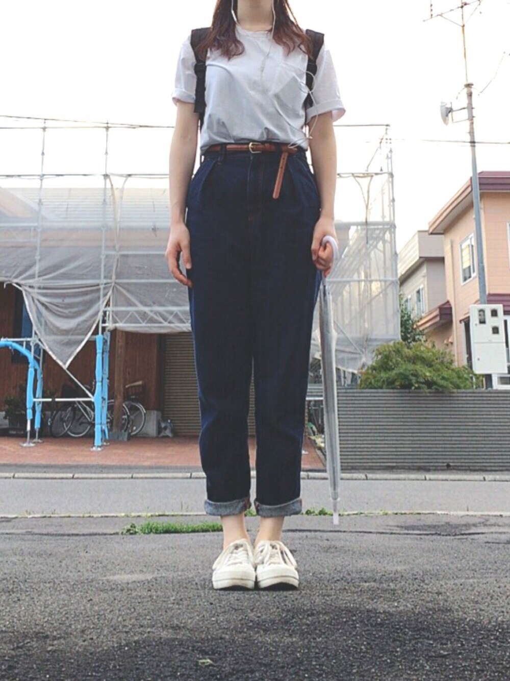 「白Tシャツ、ハイウエストマムジーンズ、ジーンズ、デニム、茶ベルト、白スニーカー、スニーカー」｜「GUのメンズ（Tシャツ/カットソー、ホワイト系）」を使った、*ari*さん（レディース・162cm）の夏コーディネートの1枚目の写真
