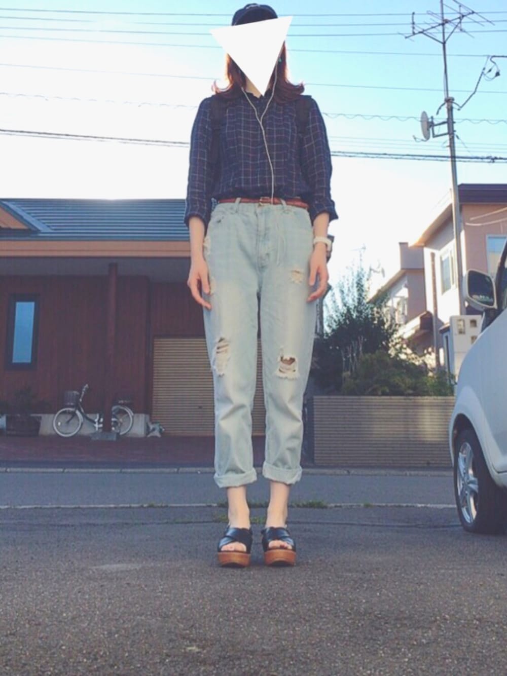 「キャップ、チェックシャツ、リネンシャツ、ターコイズアクセサリー、ダメージデニムパンツ、ダメージデニム、ダメージジーンズ、アイスブルー、サンダル」｜「BEN DAVISの【BEN DAVIS】人気のロゴローキャップ（キャップ、ブルー系）」を使った、*ari*さん（レディース・162cm）の夏コーディネートの1枚目の写真