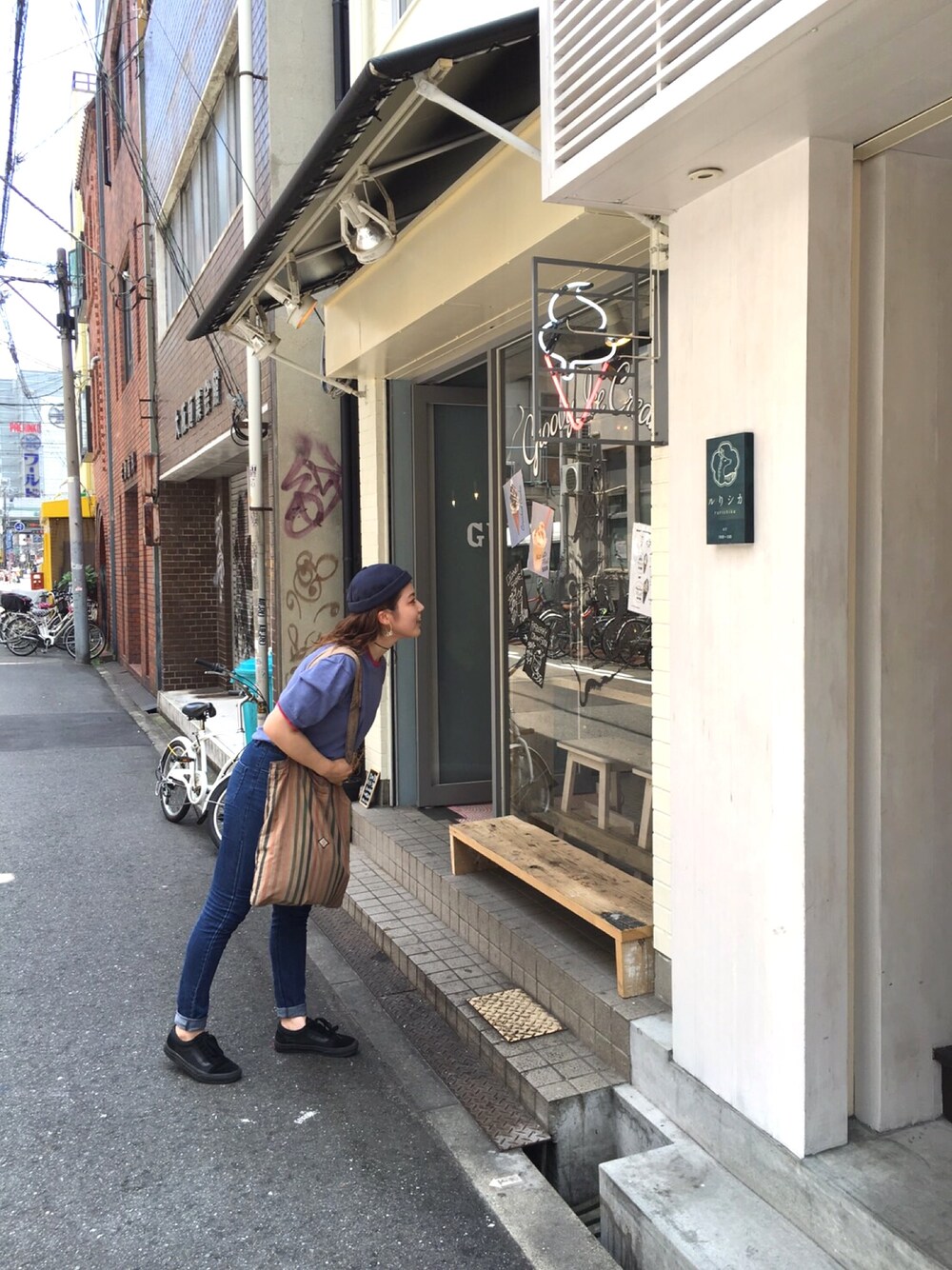 「大阪、ソフトクリーム、ootd、プチプラ、denim、休日スタイル、スキニーデニム、キャップ」｜「GUのアイテム（デニムパンツ、ブルー系）」を使った、rica yoshinaさん（レディース・162cm）の秋コーディネートの1枚目の写真