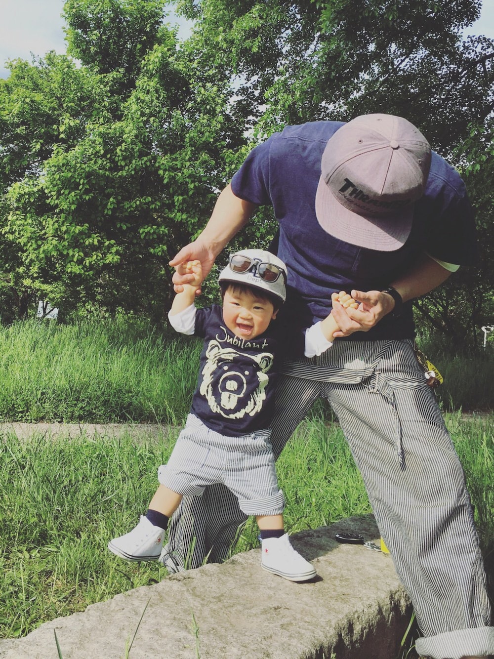 ブルー系のTシャツ/カットソー、ブルー系のその他パンツ、ホワイト系のスニーカーを着用したキッズの春コーディネートの1枚目の写真