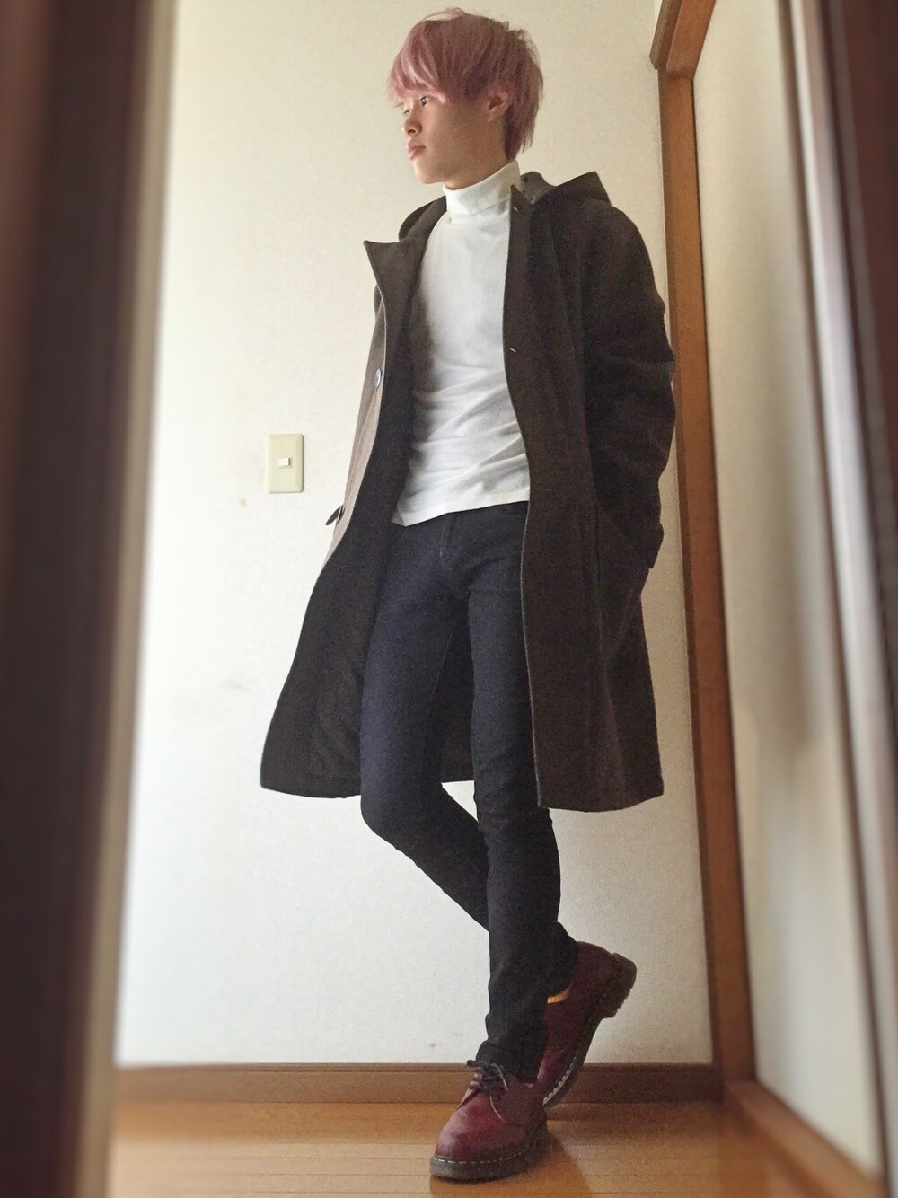 ブラック系のダッフルコート、グレー系のTシャツ/カットソー、ブラック系のパンツを着用したメンズの冬コーディネートの1枚目の写真