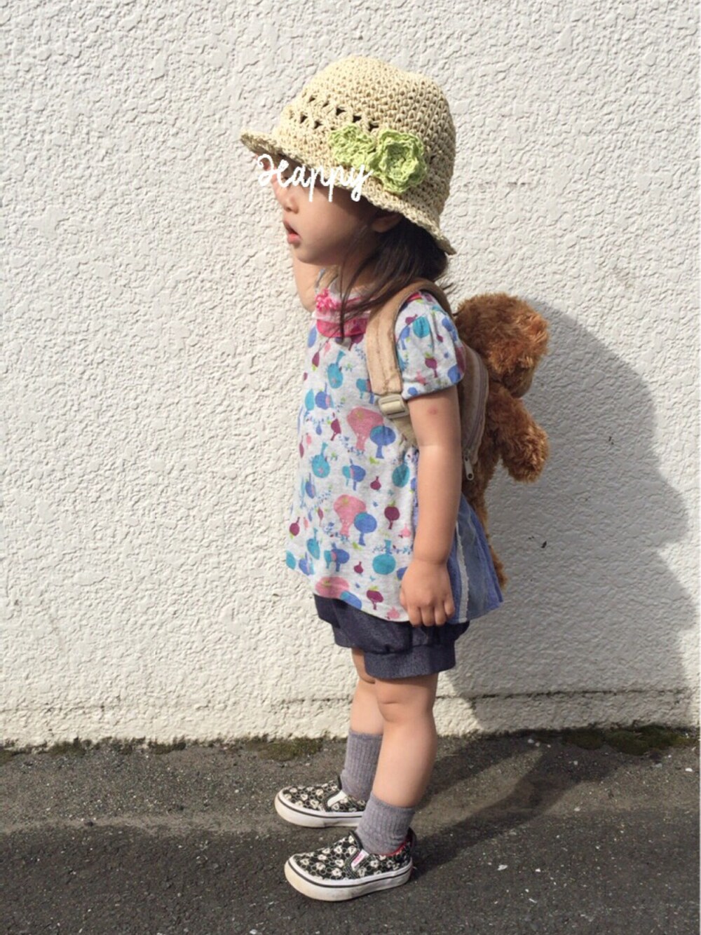 「ストローハット、パフスリーブ、かぼちゃパンツ、スリッポン、ミッキー、くまさんリュック、2歳、女の子、後ろがかわいいカットソー」｜「BeBeのアイテム（帽子、ベージュ系）」を使った、ai ◡̈* さん（キッズ・90cm）の夏コーディネートの1枚目の写真
