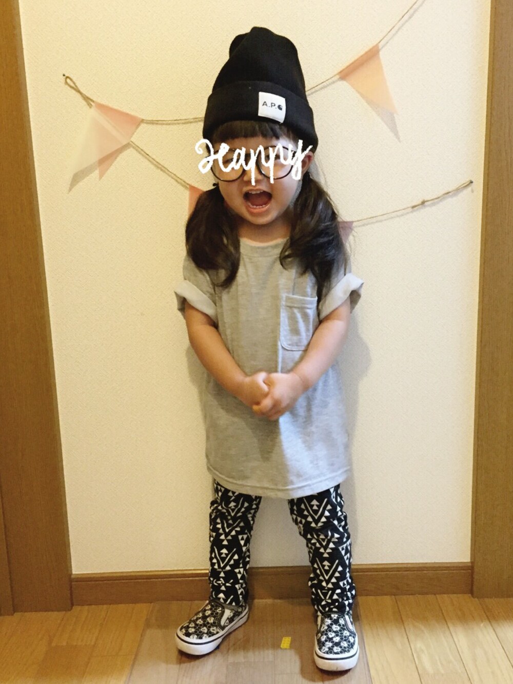 「ニット帽、ツインテール、ポケットＴシャツ、柄パンツ、スリッポン、ミッキー、めがね、モノトーン、A.P.C. + Carhartt」｜「A.P.C.のアイテム（ニットキャップ/ビーニー、ブラック系）」を使った、ai ◡̈* さん（キッズ・90cm）の夏コーディネートの1枚目の写真