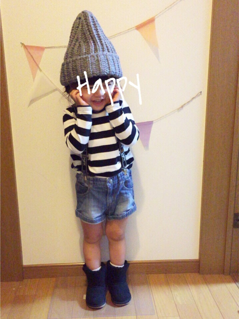 「女の子、おんなのこ、2歳、ボーダー、ニット帽、サスペンダー、ムートンブーツ、ショートパンツ、プチプラ」｜「URBAN RESEARCHのアイテム（ニットキャップ/ビーニー、グレー系）」を使った、ai ◡̈* さん（キッズ・90cm）の秋コーディネートの1枚目の写真
