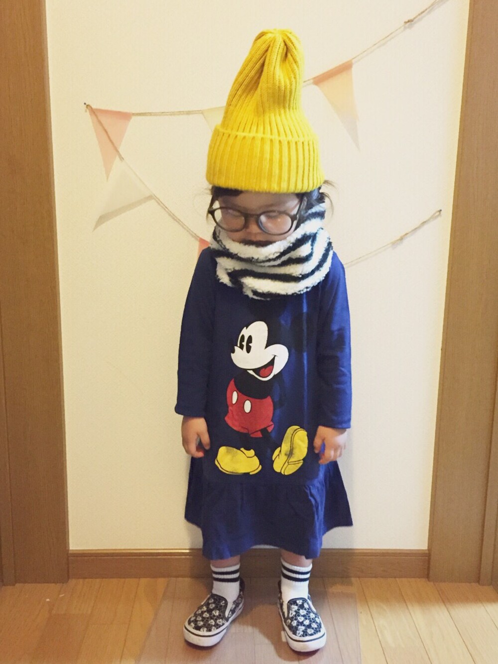 「女の子、おんなのこ、2歳、UNIQLO、ミッキー、ニット帽、スリッポン」｜「UNIQLOのアイテム（ワンピース、ブルー系）」を使った、ai ◡̈* さん（キッズ・90cm）の秋コーディネートの1枚目の写真