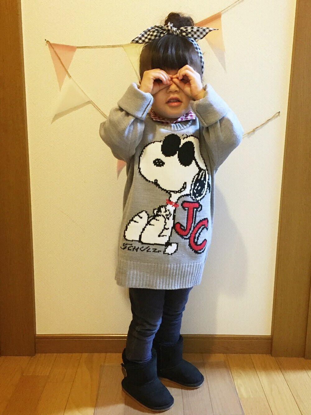 「おんなのこ、女の子、2歳、スヌーピー、ニット、ムートンブーツ、バンダナ、おだんごヘアー、秋のコーデ」｜「kladskapのほのぼのドライブ長袖ギンガムチェックシャツ（シャツ/ブラウス、レッド系）」を使った、ai ◡̈* さん（キッズ・90cm）の秋コーディネートの1枚目の写真