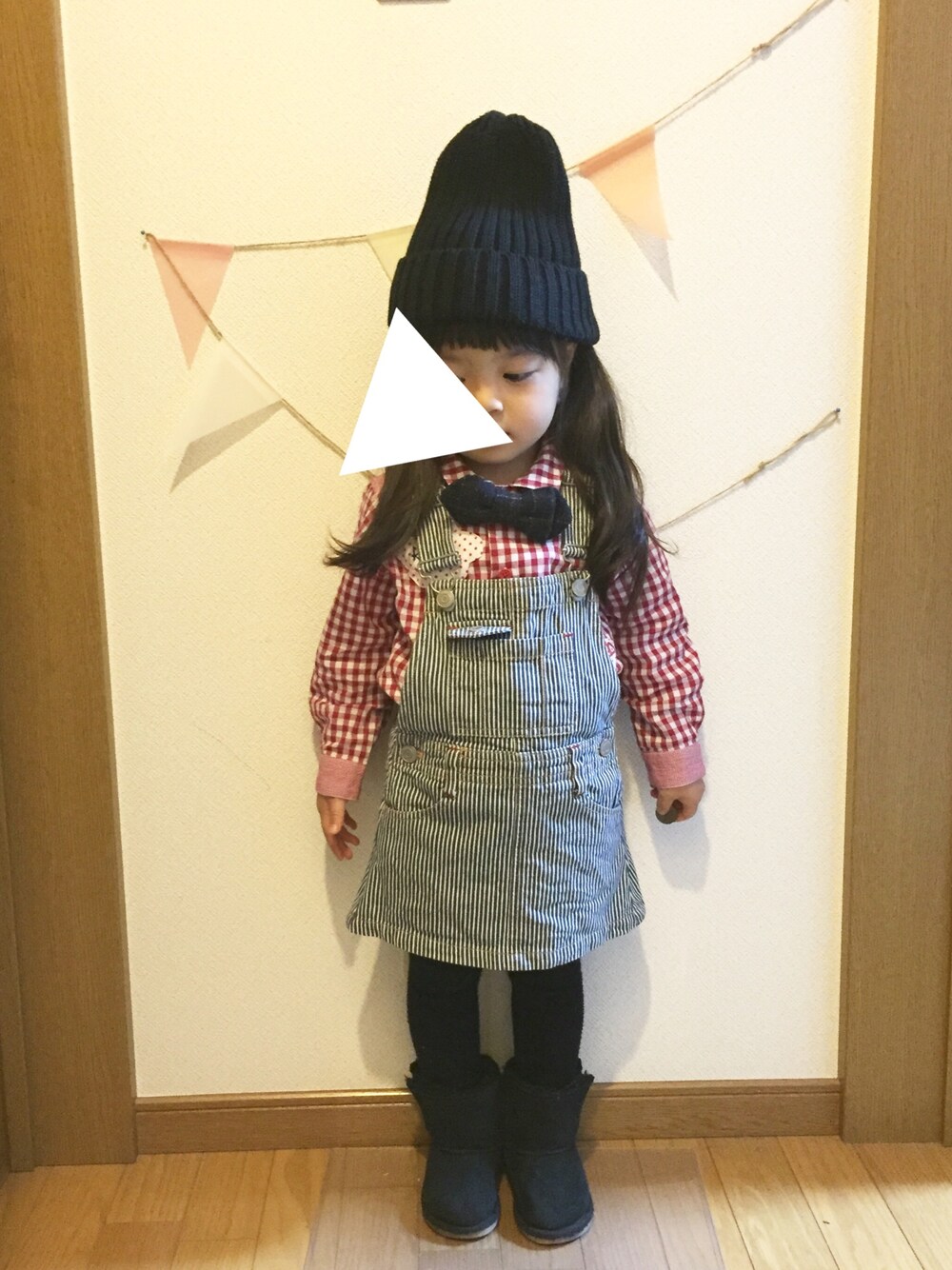 「2歳、女の子、おんなのこ、プチプラ、ジャンスカとサロペフェスonチェックシャツ、ジャンスカ、チェックシャツ、蝶ネクタイ、ニット帽、ムートンブーツ」｜「GLOBAL WORKのメンアサリブワッチキャップ/557446（ニットキャップ/ビーニー、ブルー系）」を使った、ai ◡̈* さん（キッズ・90cm）の秋コーディネートの1枚目の写真