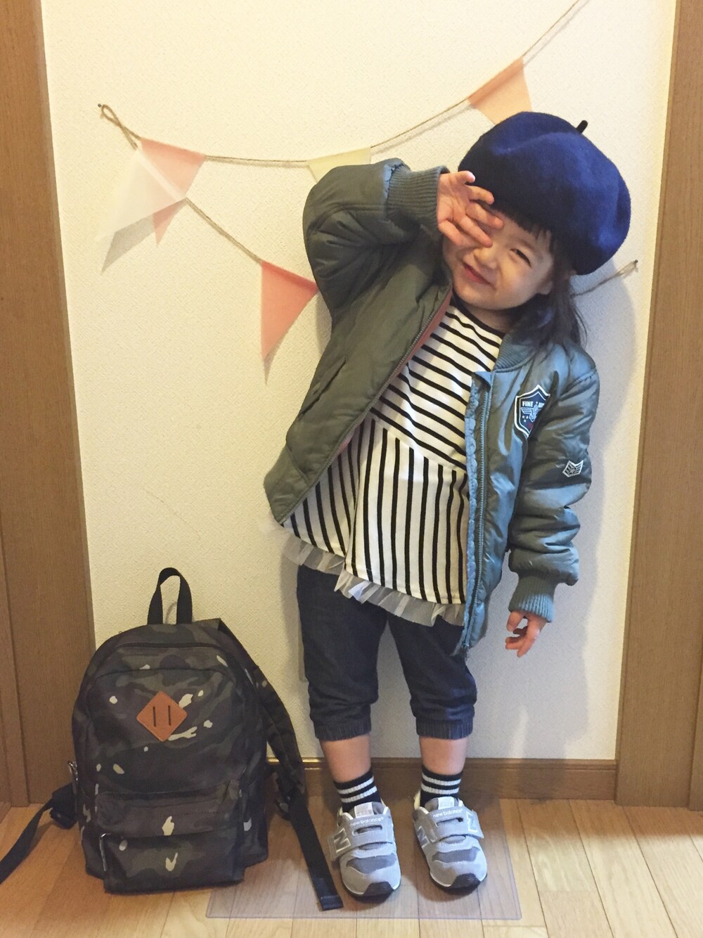 「2歳、おんなのこ、女の子、プチプラ、ベレー帽、MA-1、ボーダー、ニューバランス、カモフラ、ミリタリー」｜「GLOBAL WORKのプリントバックパック/558374（バックパック/リュック、グリーン系）」を使った、ai ◡̈* さん（キッズ・90cm）の冬コーディネートの1枚目の写真