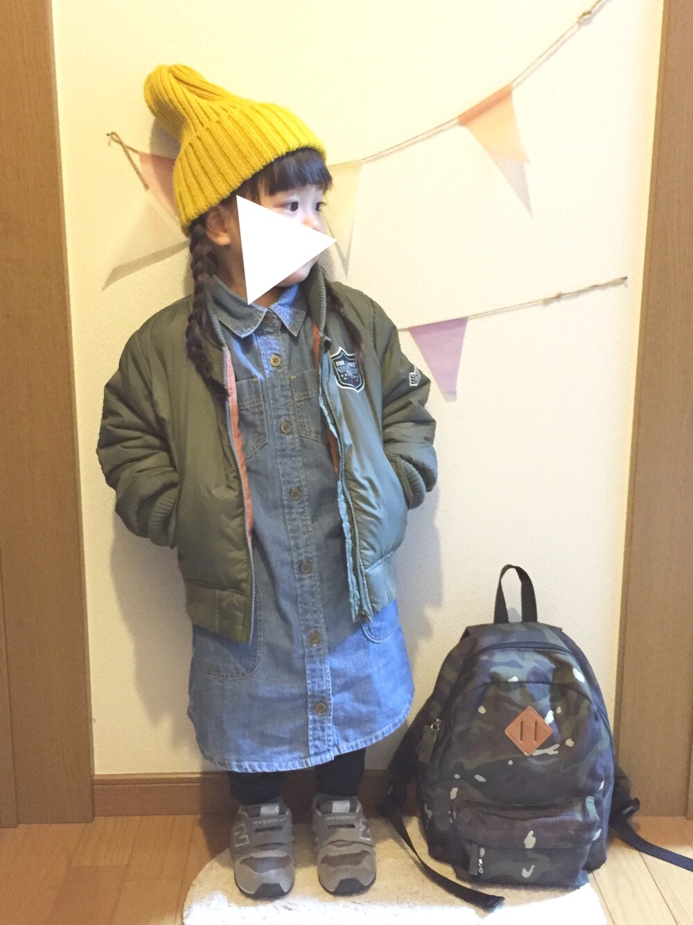 「キッズコーデ、2歳、女の子、プチプラ、デニム、シャツワンピ、MA-1、カモフラ、ニューバランス、ニット帽」｜「SHIPS for womenのHIGHLAND2000: ニットキャップ BRITSH WOOL●（ニットキャップ/ビーニー、イエロー系）」を使った、ai ◡̈* さん（キッズ・90cm）の冬コーディネートの1枚目の写真