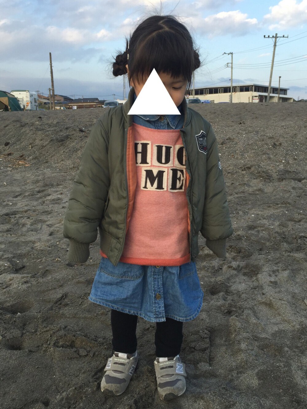 「女の子、2歳、プチプラ、MA-1、デニムワンピース、kids、重ね着、ニューバランス、HUG ME♡」｜「DILASHのアイテム（スウェット、ピンク系）」を使った、ai ◡̈* さん（キッズ・100cm）の春コーディネートの1枚目の写真