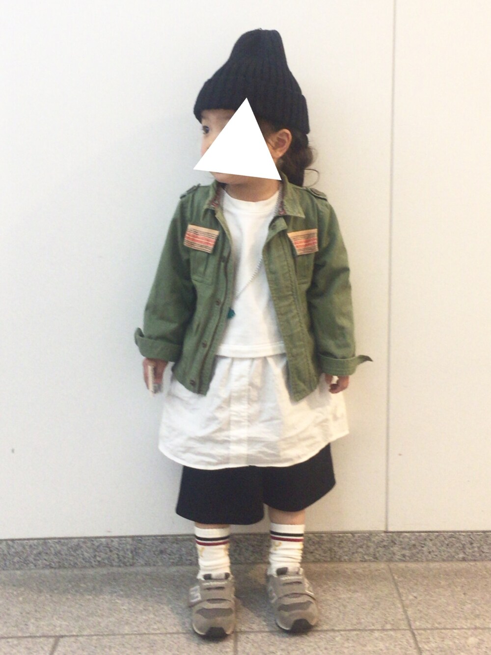「女の子、2歳、kids、キッズコーデ、プチプラ、ミリタリー、ガウチョパンツ、ラインソックス、ニューバランス、ニット帽」｜「GLOBAL WORKの【キッズ】ニットベストツキワンピース/708407（ワンピース、ブルー系）」を使った、ai ◡̈* さん（キッズ・100cm）の春コーディネートの1枚目の写真