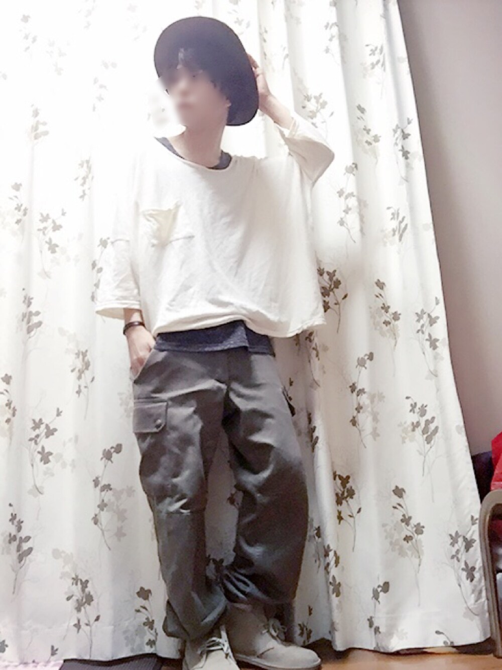 「MALAIKAのアイテム（Tシャツ/カットソー、ベージュ系）」を使った、ソノさん（メンズ・168cm）の冬コーディネートの1枚目の写真