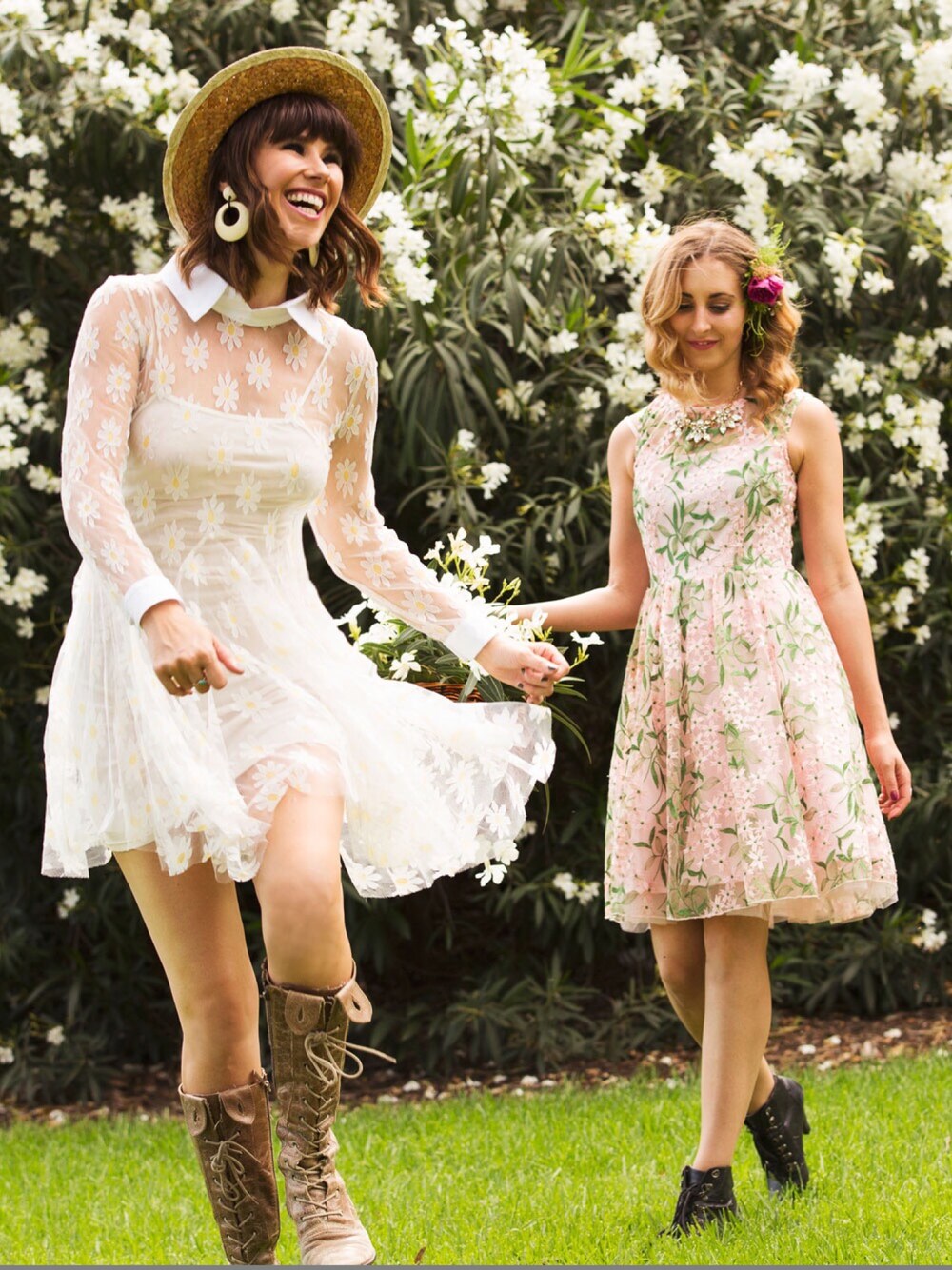 「R29MySummerRuffles、dress、florals、flower」｜「Eva Francoのアイテム（ワンピース、ホワイト系）」を使った、 Bard &  Paul さん（レディース・173cm）の夏コーディネートの1枚目の写真