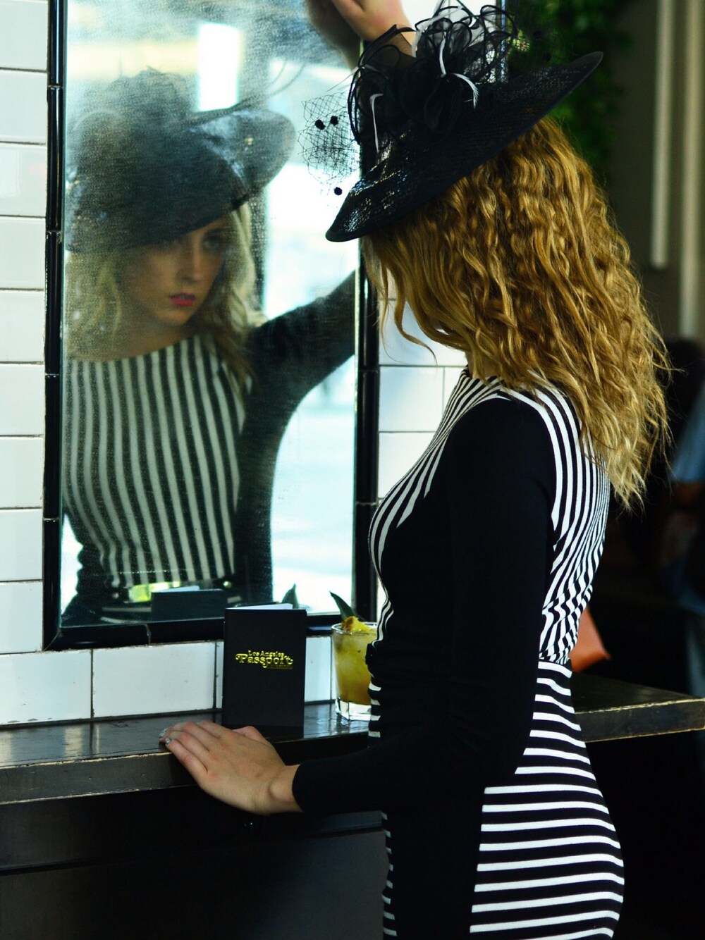 「sunhats_vogue、stripes、dress、hat、vintage、Carrie bradshaw、sex and the city」｜「the feathered headのBlack custom made cocktail hat （ハット、ブラック系）」を使った、 Bard &  Paul さん（レディース・173cm）の夏コーディネートの1枚目の写真