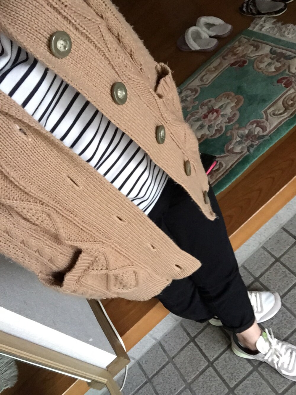 「ガウン、カーディガン、NIKE、黒スキニー、スニーカー、ボーダートップス」｜「BORNYのNIKE インターナショナリスト（スニーカー、ホワイト系）」を使った、カシマさん（レディース・150cm）の春コーディネートの1枚目の写真