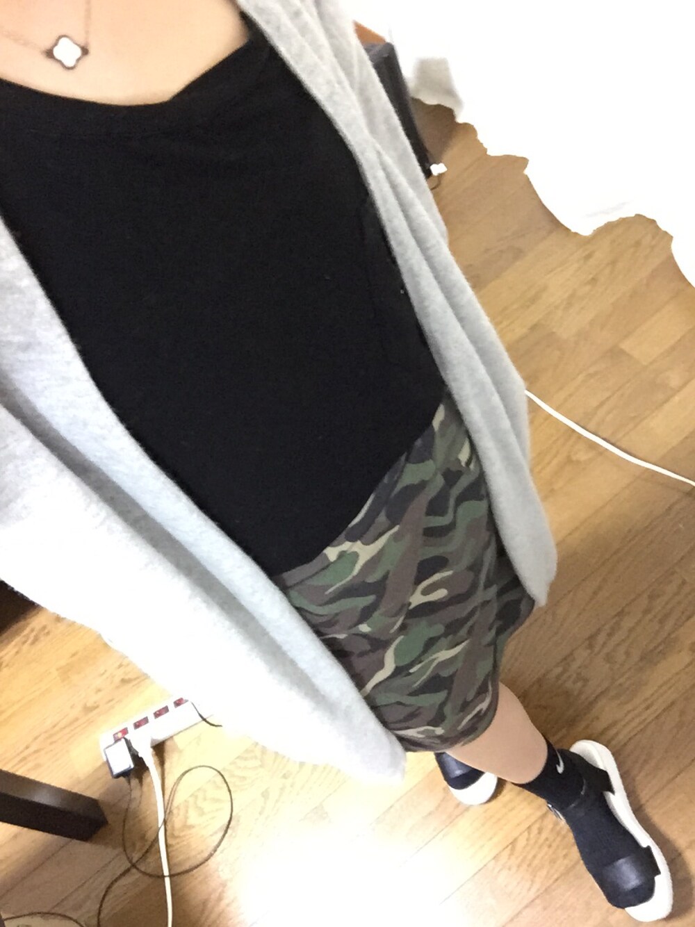 「タイトスカート、迷彩、スポーツミックス」｜「FOREVER 21のアイテム（Tシャツ/カットソー、ブラック系）」を使った、カシマさん（レディース・150cm）の春コーディネートの1枚目の写真