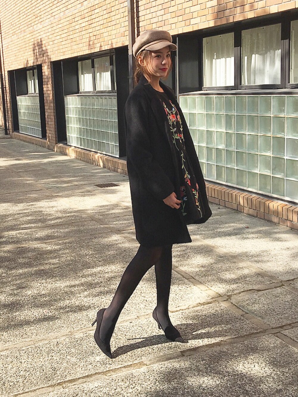 「ワンピース、刺繍ワンピース、ZARA」｜「WEGOのアイテム（チェスターコート、ブラック系）」を使った、黒田真友香さん（レディース・165cm）の冬コーディネートの1枚目の写真