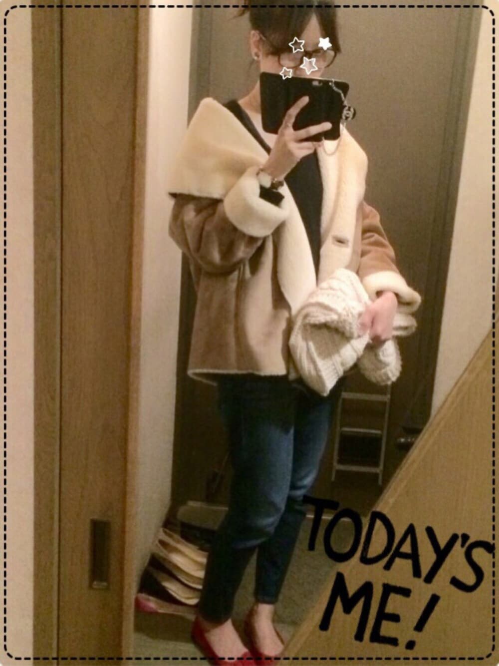 ブラウン系のジャケット/アウター、ブルー系のデニムパンツ、ホワイト系のクラッチバッグを着用したレディースの冬コーディネートの1枚目の写真