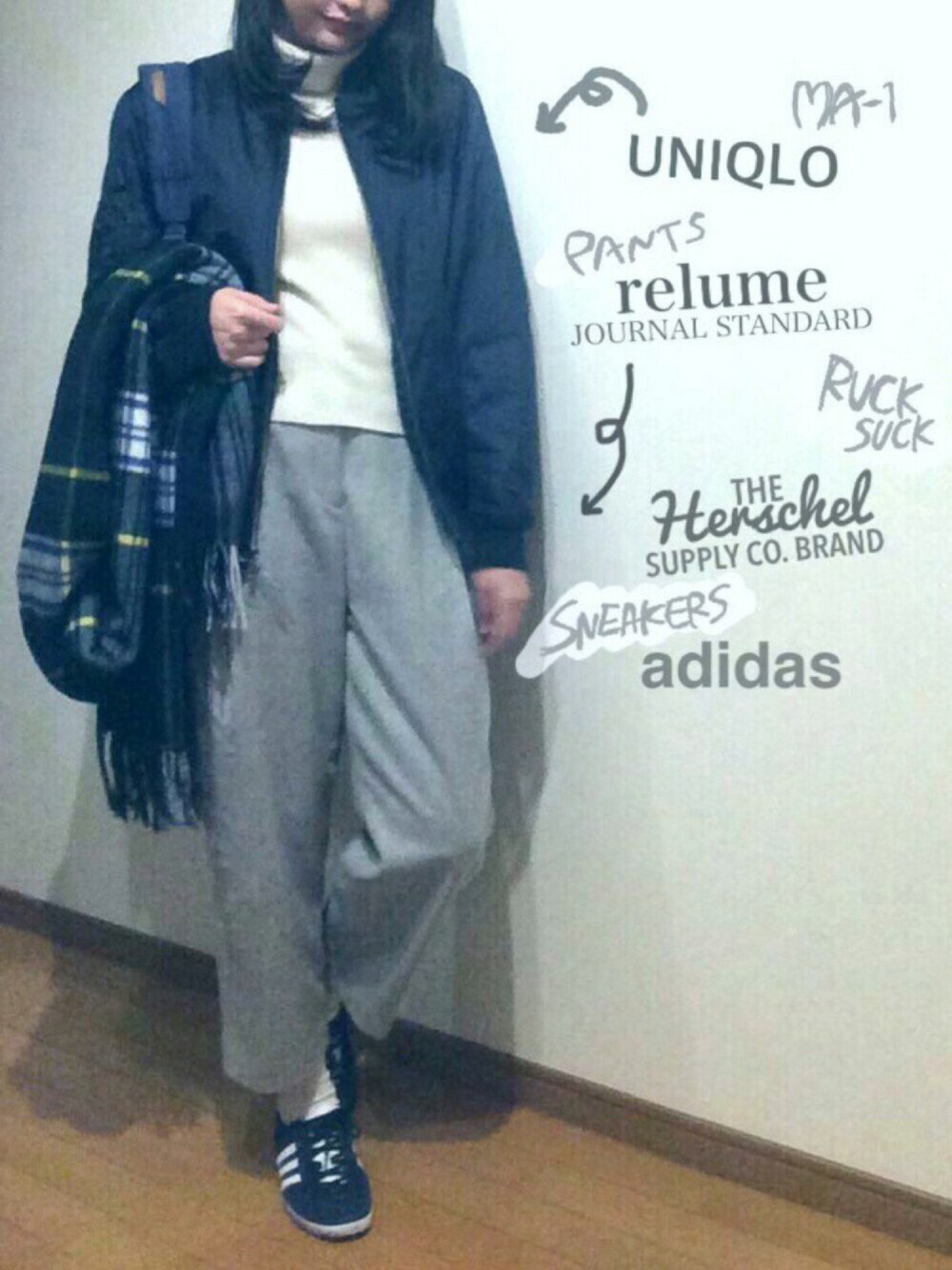 ブルー系のブルゾン、グレー系のパンツ、ブルー系のスニーカーを着用したレディースの冬コーディネートの1枚目の写真