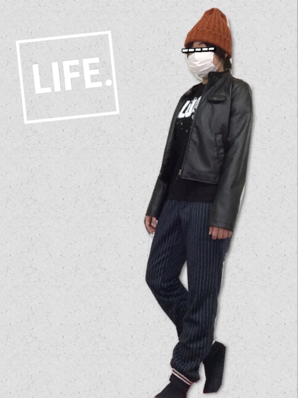 ブルー系のパンツ、ブラック系のTシャツ/カットソー、ブラック系のライダースジャケットを着用したレディースの秋コーディネートの1枚目の写真