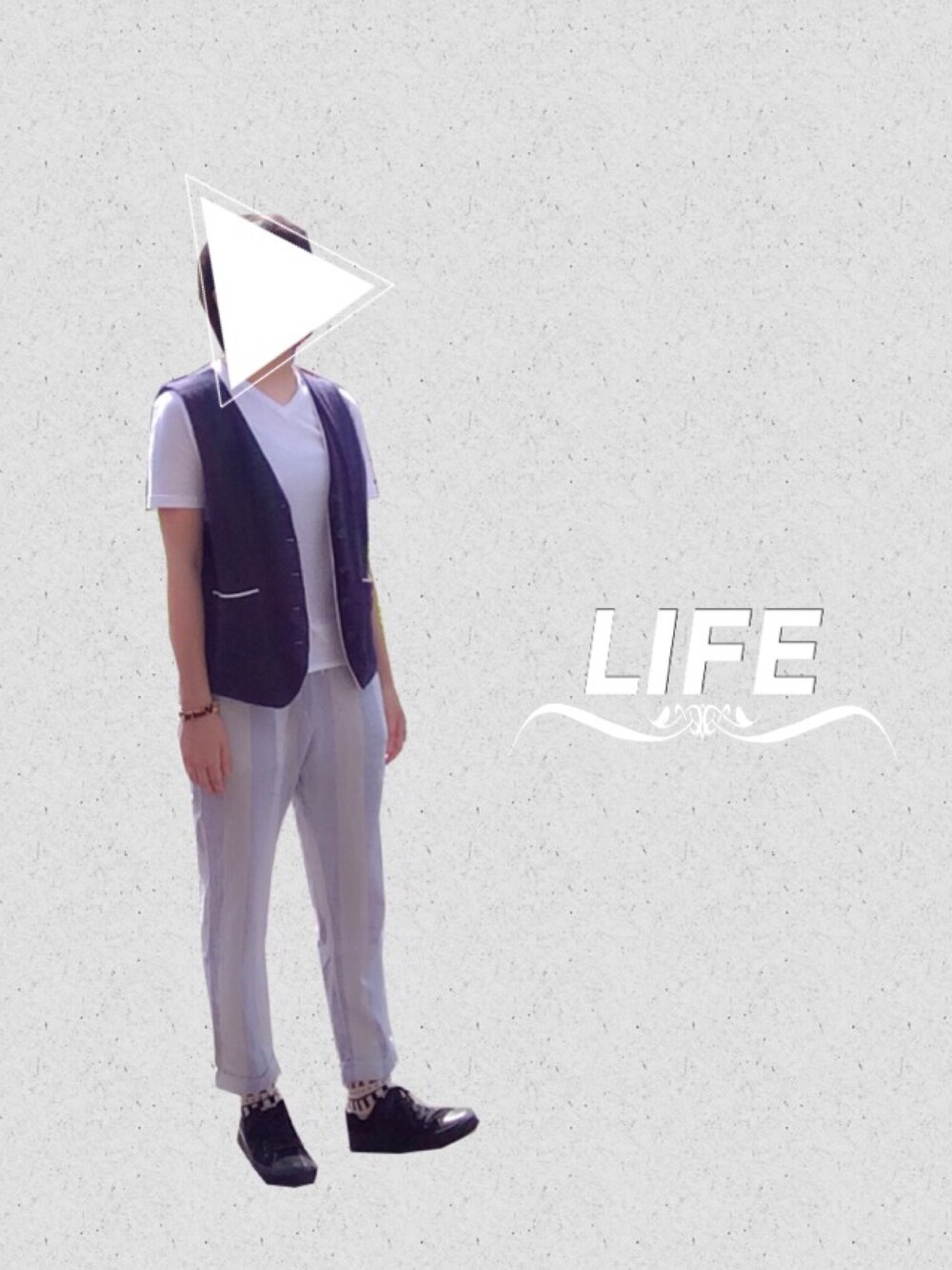 ホワイト系のTシャツ/カットソー、ブルー系のベスト、ブルー系のその他パンツを着用したレディースの夏コーディネートの1枚目の写真