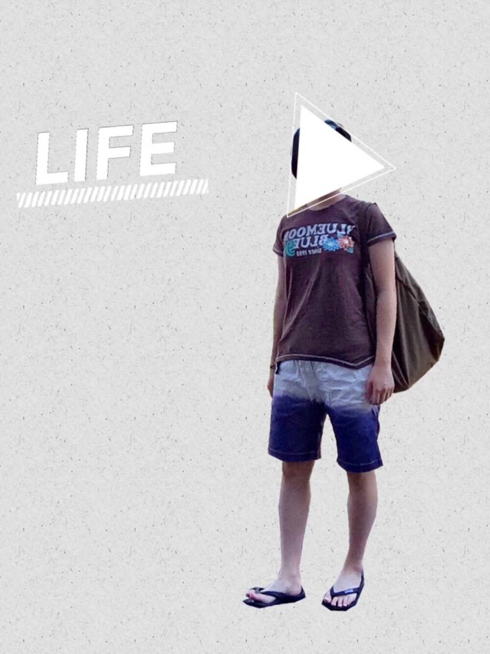 ブルー系のその他パンツ、ブラウン系のショルダーバッグ、ブラック系のビーチサンダルを着用したレディースの夏コーディネートの1枚目の写真