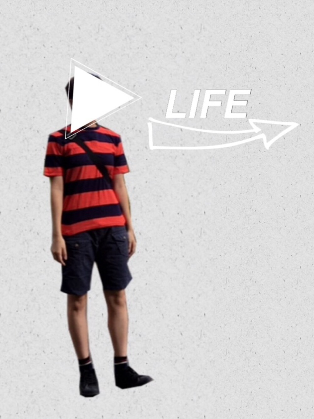 レッド系のTシャツ/カットソー、グレー系のメッセンジャーバッグ、ブラック系のスニーカーを着用したレディースの秋コーディネートの1枚目の写真