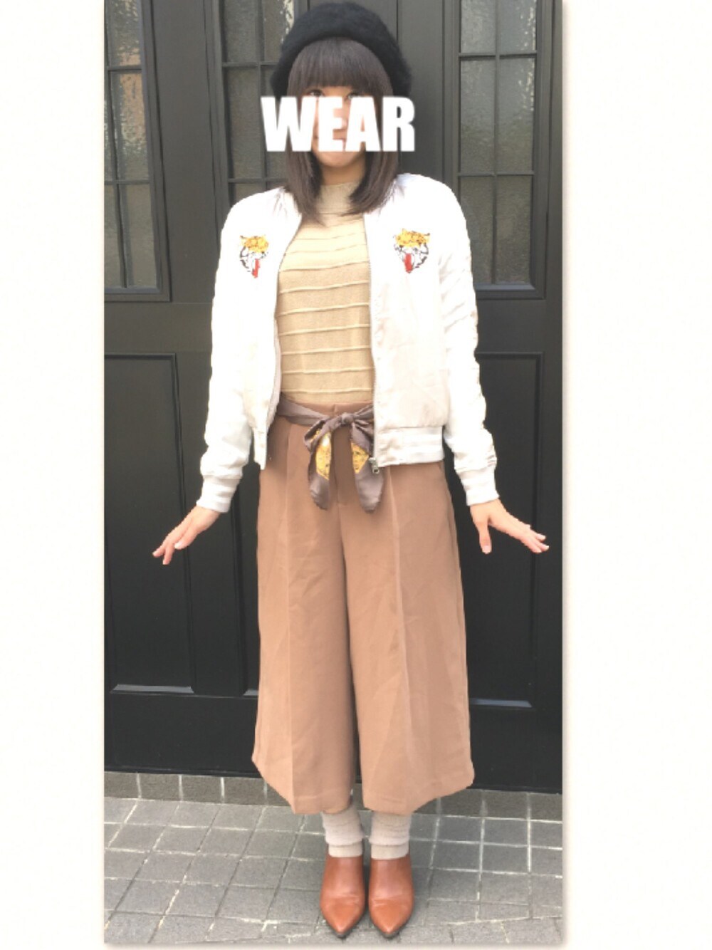 ベージュ系のノーカラージャケット、ベージュ系のニット/セーター、ベージュ系のその他パンツを着用したレディースの秋コーディネートの1枚目の写真