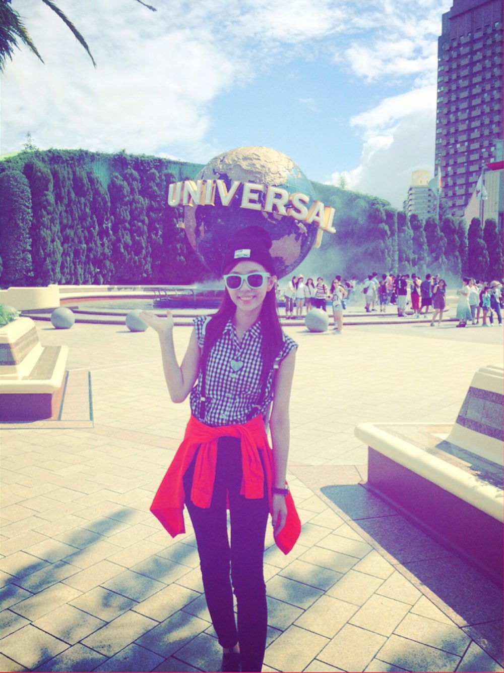 ブラック系のシャツ/ブラウス、ブラック系のその他パンツ、ブラック系のスニーカーを着用したレディースの秋コーディネートの1枚目の写真