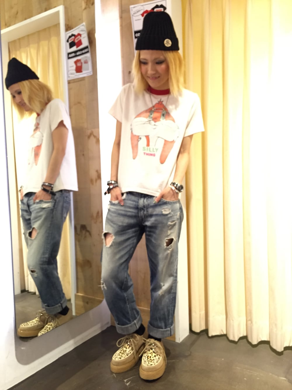 ベージュ系のその他シューズ、ホワイト系のTシャツ/カットソーを着用したレディースの夏コーディネートの1枚目の写真