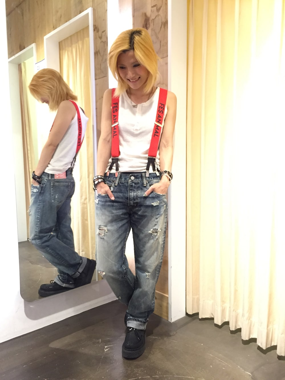 ブラック系のその他シューズ、ホワイト系のタンクトップ、レッド系のサスペンダーを着用したレディースの夏コーディネートの1枚目の写真