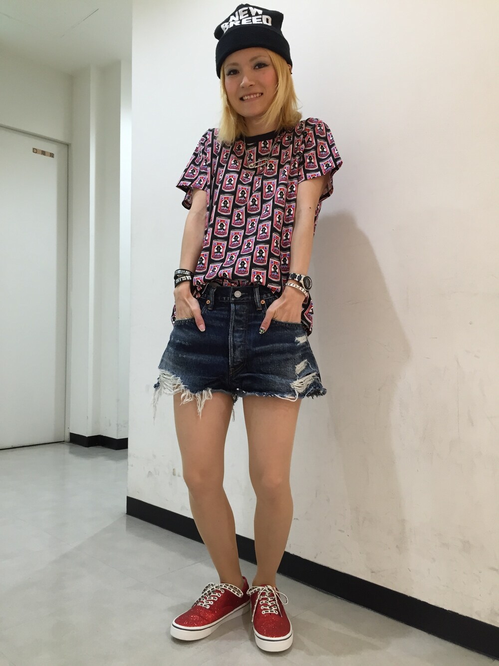 レッド系のスニーカー、ブラック系のTシャツ/カットソーを着用したレディースの夏コーディネートの1枚目の写真