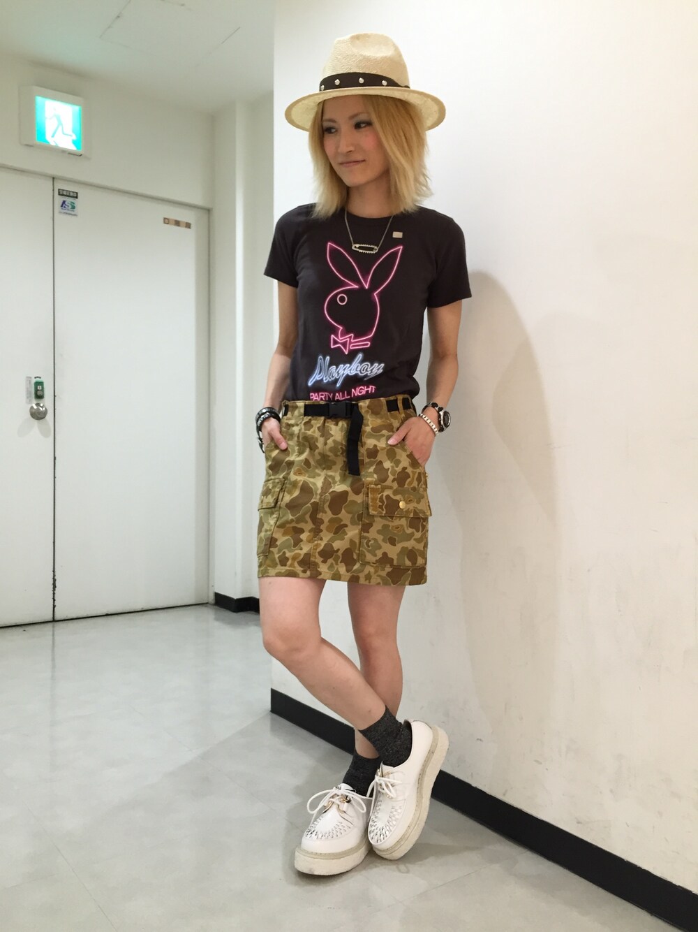 ホワイト系のその他シューズ、ブラック系のTシャツ/カットソー、シルバー系のネックレスを着用したレディースの夏コーディネートの1枚目の写真