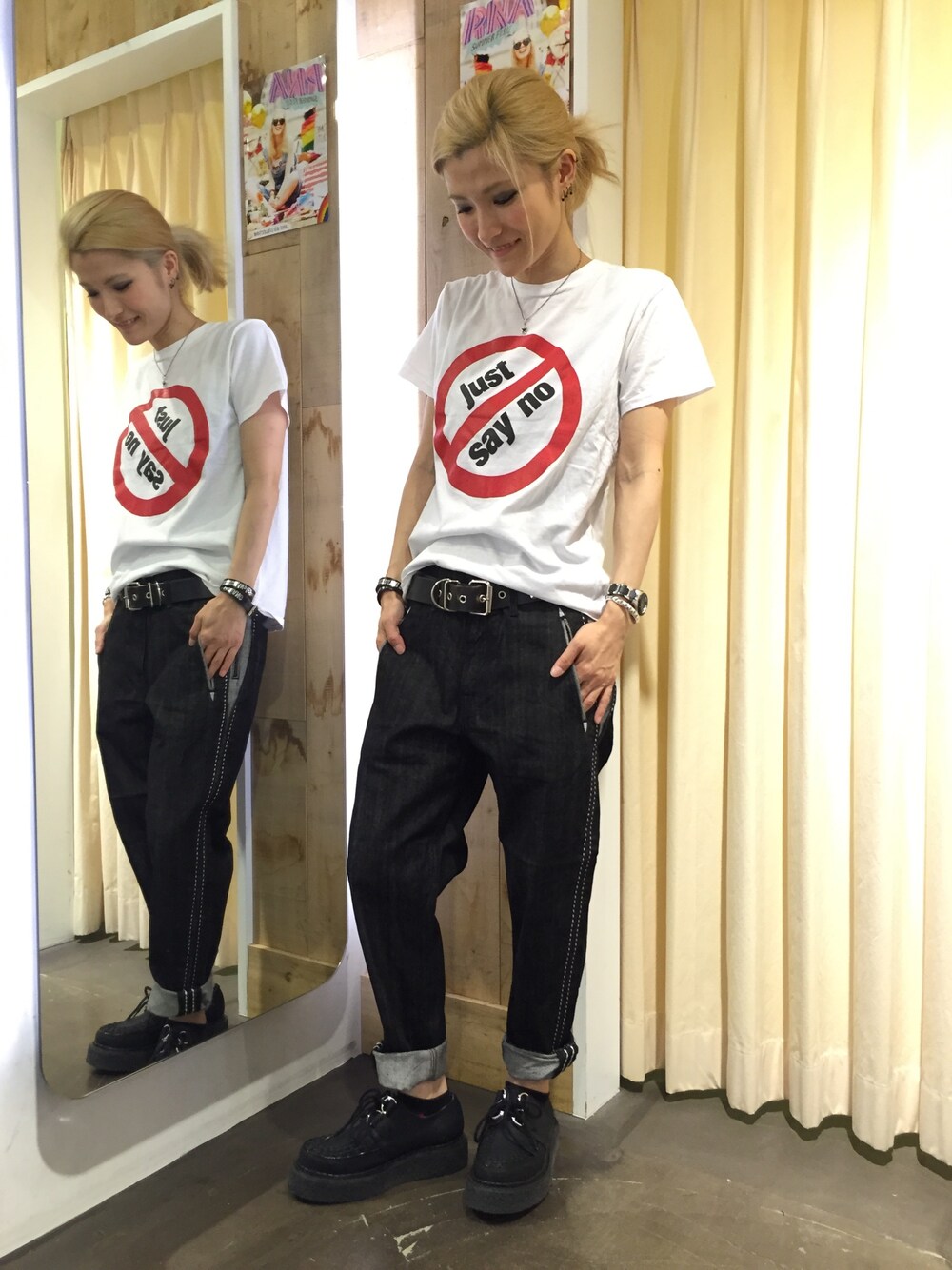 ブラック系のその他シューズ、ブラック系のパンツ、ホワイト系のTシャツ/カットソーを着用したレディースの夏コーディネートの1枚目の写真