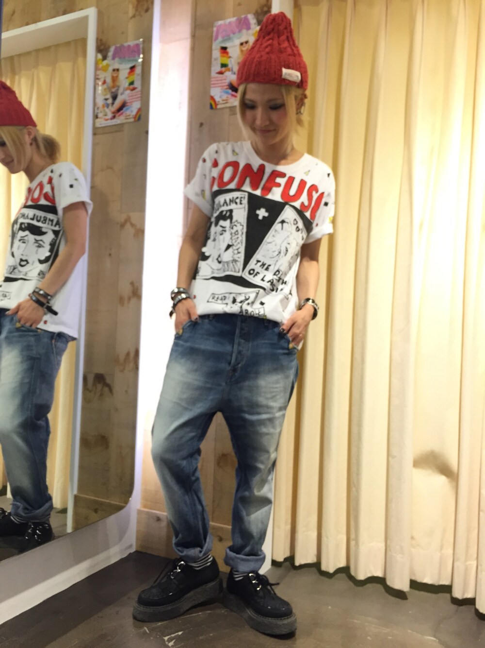 ブラック系のその他シューズ、ブルー系のデニムパンツ、ホワイト系のTシャツ/カットソーを着用したレディースの秋コーディネートの1枚目の写真