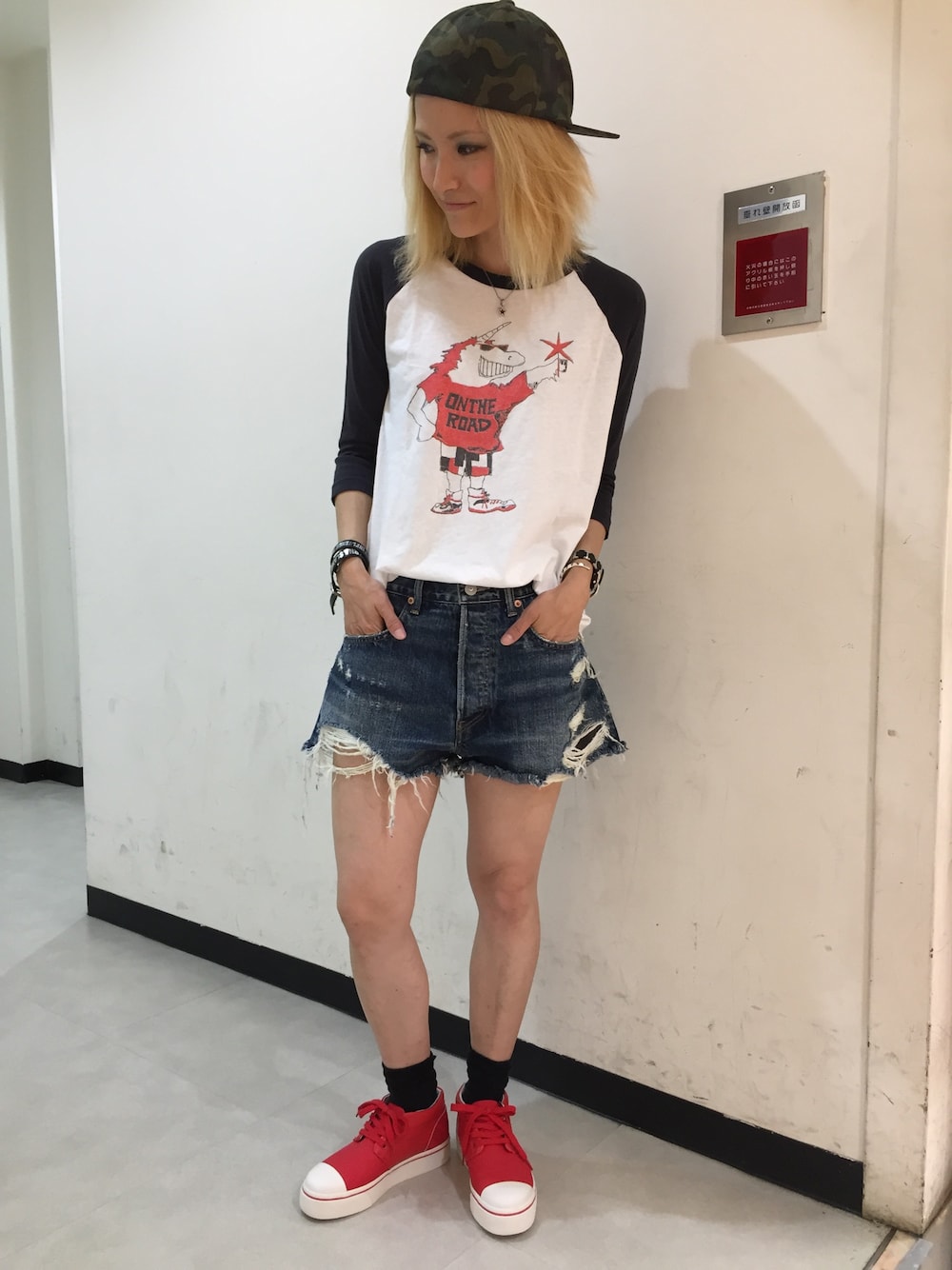 レッド系のスニーカー、ホワイト系のTシャツ/カットソー、その他のキャップを着用したレディースの秋コーディネートの1枚目の写真