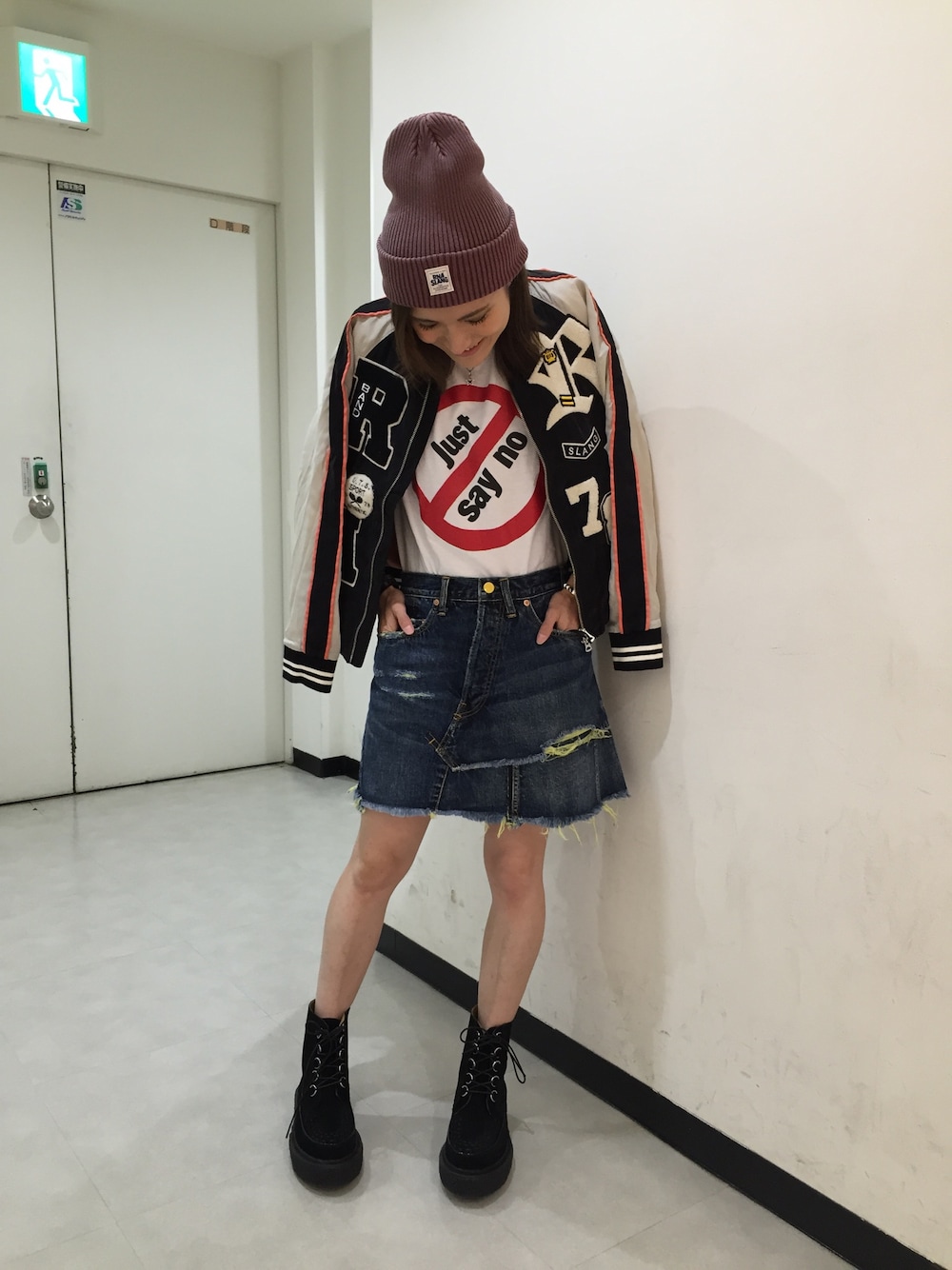 「RNA、RNA SWEAT、デニムスカート、スカジャン、ニット帽、ラバーソール、カジュアル、白Tシャツ」｜「RNAのE2982 ラバーソールブーツ（ブーツ、ブラック系）」を使った、やまぴーさん（レディース・160cm）の秋コーディネートの1枚目の写真