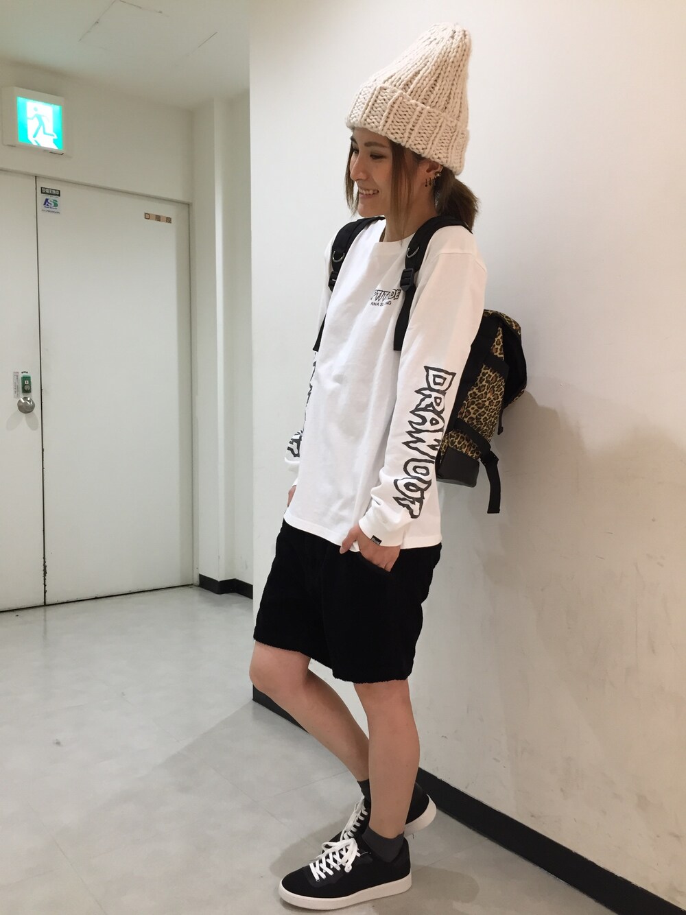 「RNA、RNA MEDIA、RNA SWEAT、ロンT、ショーパン、パイル、ローカットスニーカー、バックパック、ニット帽」｜「RNAのE4197 スウェードローカットスニーカー（スニーカー、ブラック系）」を使った、やまぴーさん（レディース・160cm）の冬コーディネートの1枚目の写真