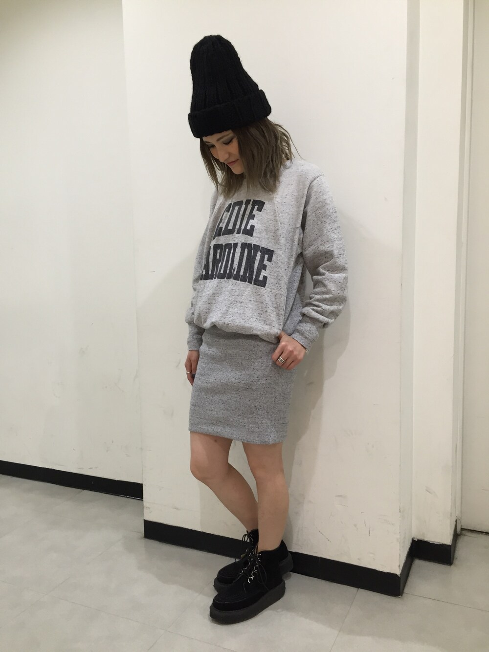 ブラック系のブーツ、グレー系のワンピース、ブラック系のニットキャップ/ビーニーを着用したレディースの冬コーディネートの1枚目の写真