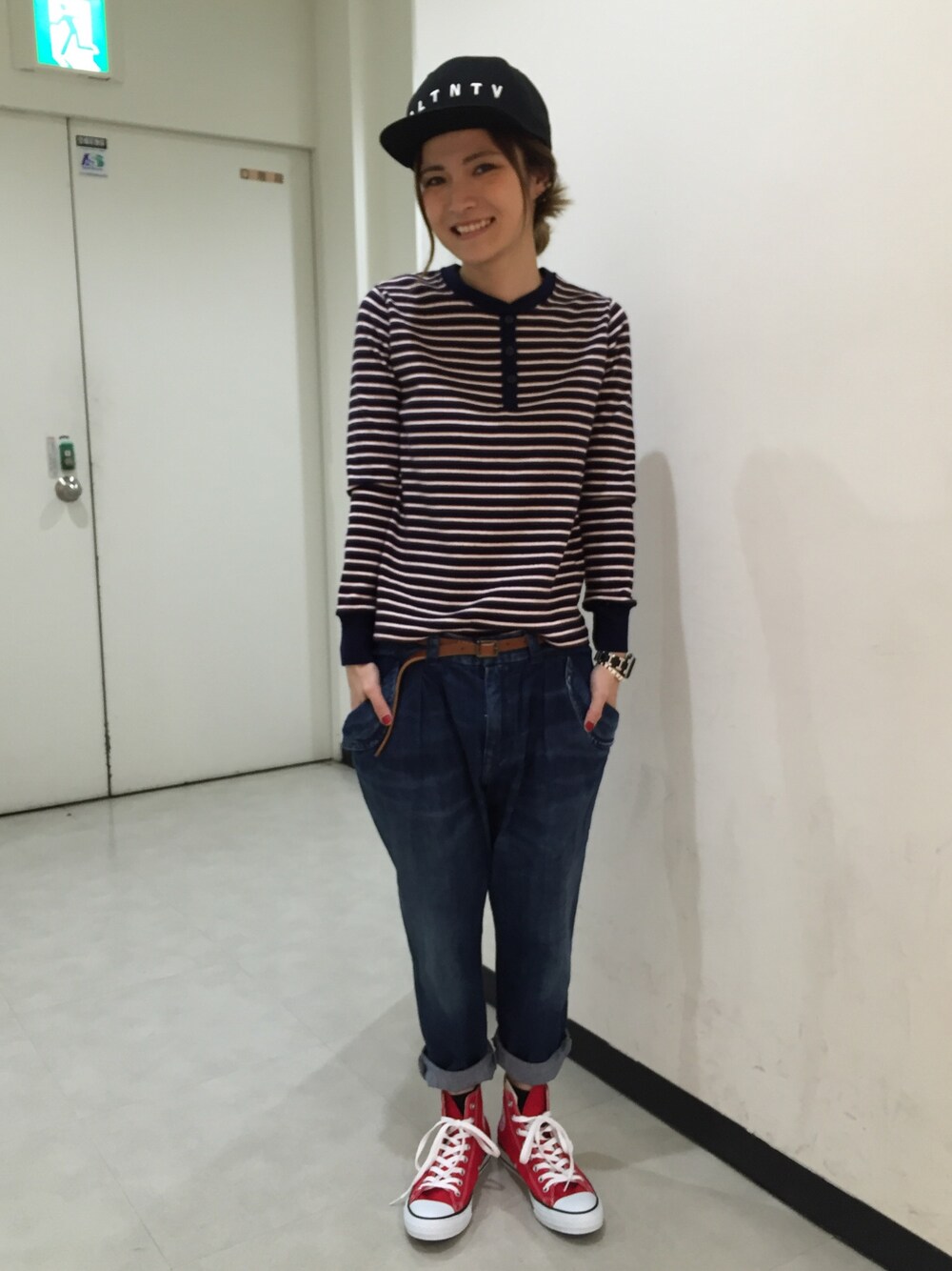ブルー系のTシャツ/カットソー、ブルー系のデニムパンツ、ブラック系のキャップを着用したレディースの春コーディネートの1枚目の写真