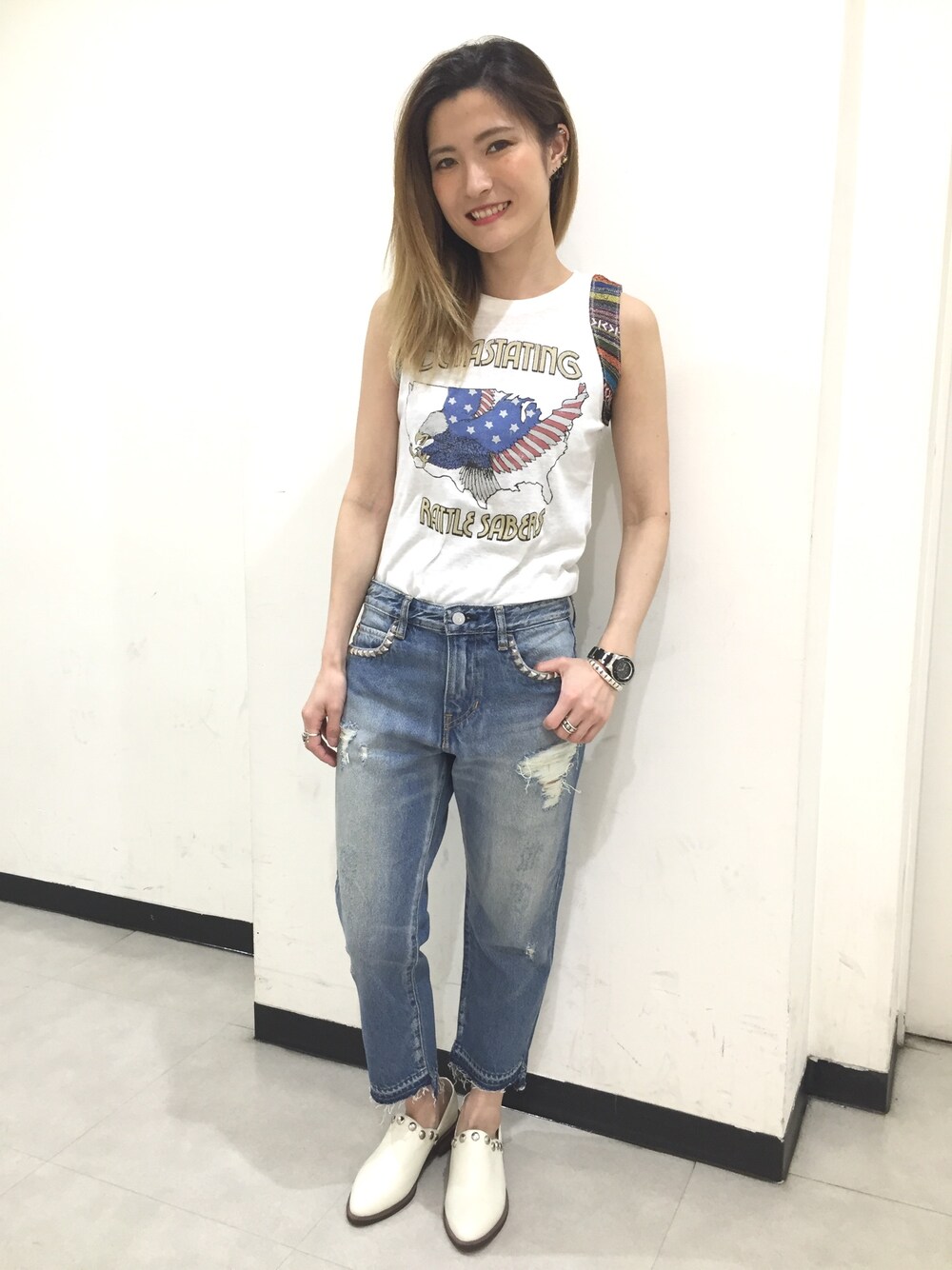 「RNA、RNA MEDIA、オトナカジュアル、プリントT、デニム、スタッズ、ハンパタケパンツ、ノースリーブ、バブーシュ」｜「RNAのR3126 スタッズペグ（デニムパンツ、ブルー系）」を使った、やまぴーさん（レディース・160cm）の春コーディネートの1枚目の写真