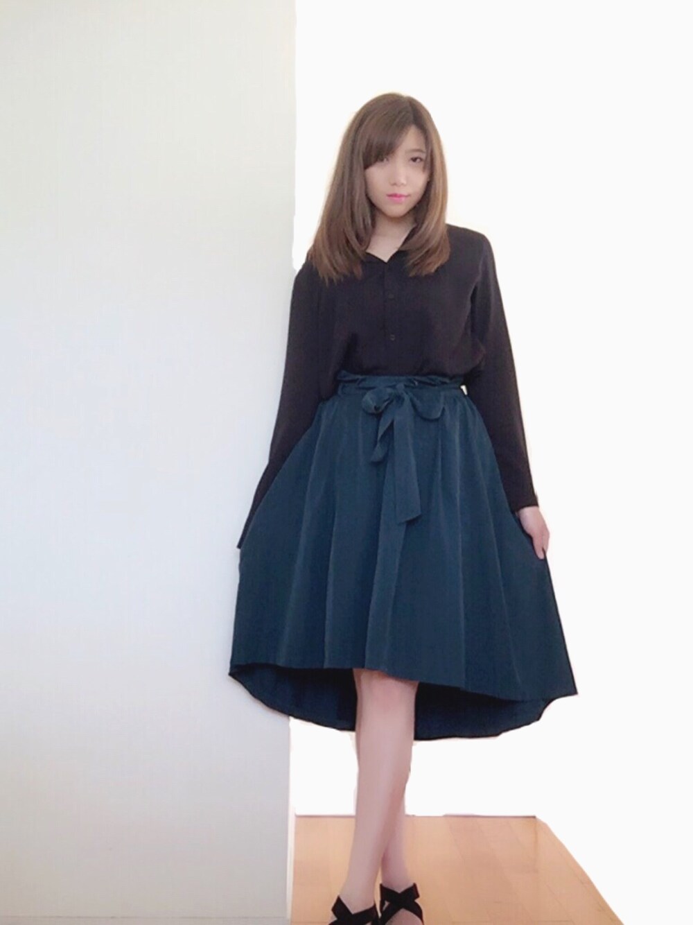 「シャツ、スカート、UNIQLO、OLIVE des OLIVE」｜「UNIQLOのWOMEN レーヨンエアリーブラウス（長袖）（シャツ/ブラウス、ブラック系）」を使った、るんさん（レディース・162cm）の秋コーディネートの1枚目の写真