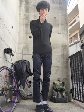 「黒タートルネック」｜「アイテム（アナログ腕時計）」を使った、Yusukeさん（メンズ・181cm）の冬コーディネート