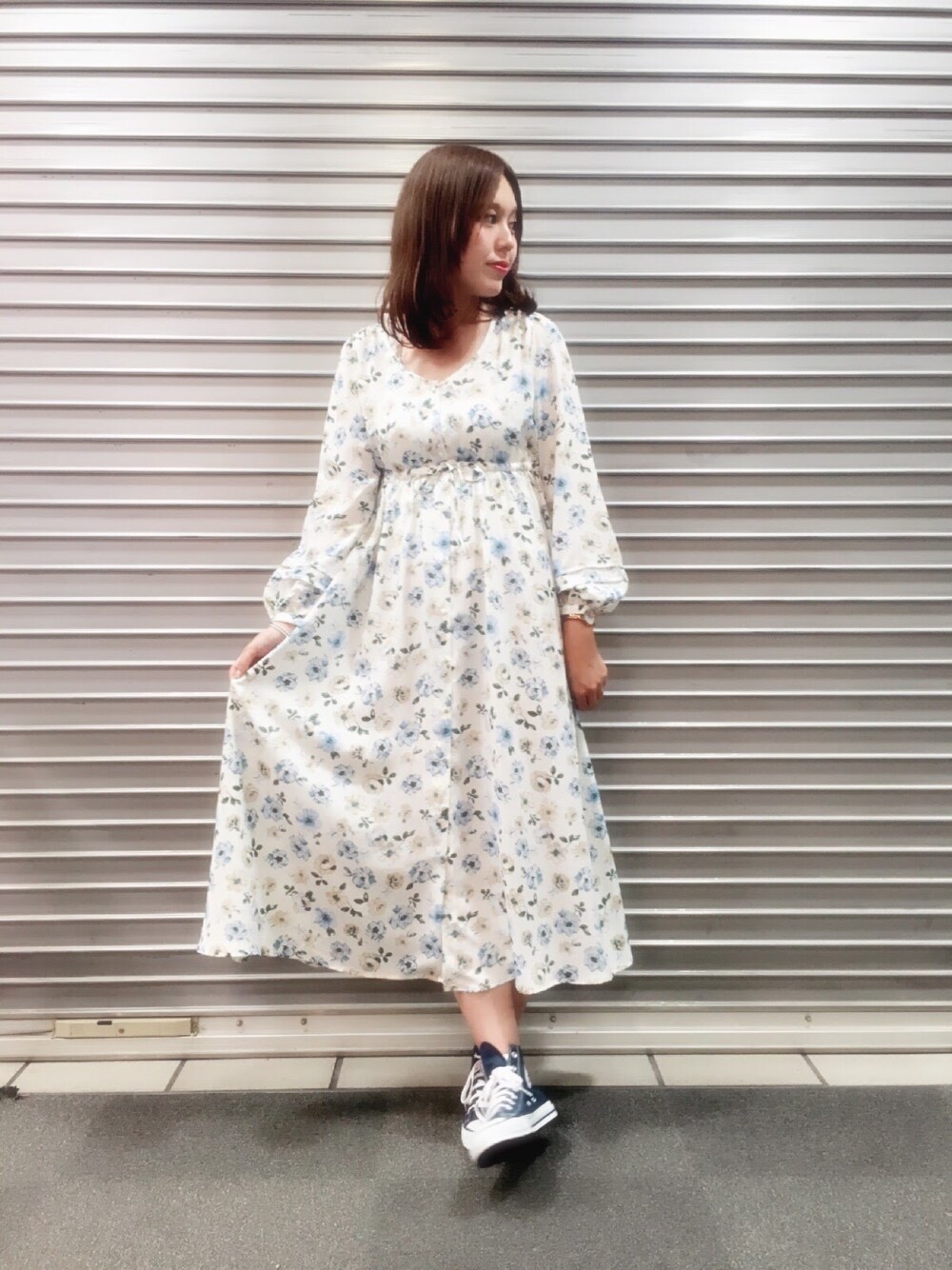 「スニーカー、コンバース、大人カジュアル、春、花柄、ワンピース、ホワイト、ロングワンピース」｜「one after another NICE CLAUPの【mina4月号掲載ナイスクラップ】ボヘミアン花柄ワンピース（ワンピース、ホワイト系）」を使った、yoshiko Takayamaさん（レディース・165cm）の春コーディネートの1枚目の写真